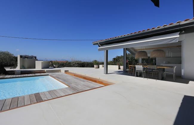 Kitchen and terrace extension with outdoor kitchen in Biarritz