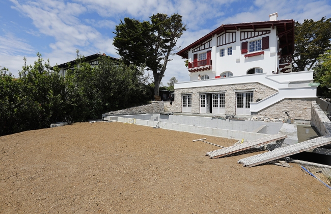 Rénovation structurelle et extension d’une maison avec garage souterrain et piscine Infinity