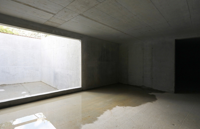 Rénovation structurelle et extension d’une maison avec garage souterrain et piscine Infinity