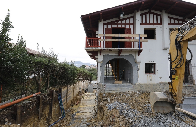 Rénovation structurelle et extension d’une maison avec garage souterrain et piscine Infinity