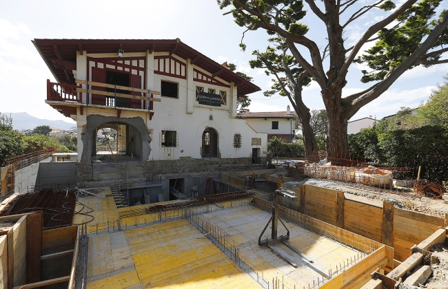 Rénovation structurelle et extension d’une maison avec garage souterrain et piscine Infinity