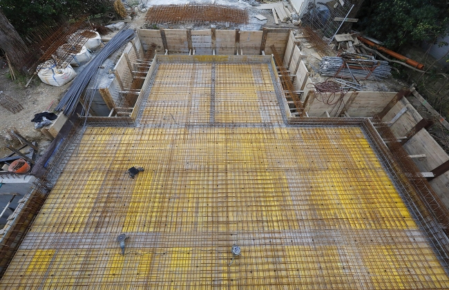 Rénovation structurelle et extension d’une maison avec garage souterrain et piscine Infinity