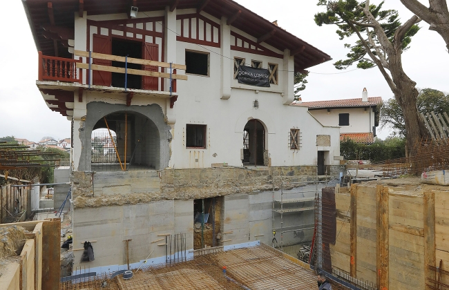 Rénovation structurelle et extension d’une maison avec garage souterrain et piscine Infinity