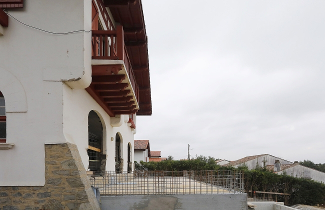 Rénovation structurelle et extension d’une maison avec garage souterrain et piscine Infinity