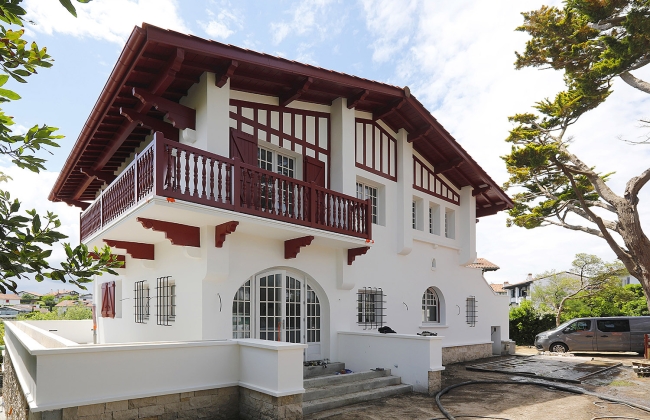 Rénovation structurelle et extension d’une maison avec garage souterrain et piscine Infinity