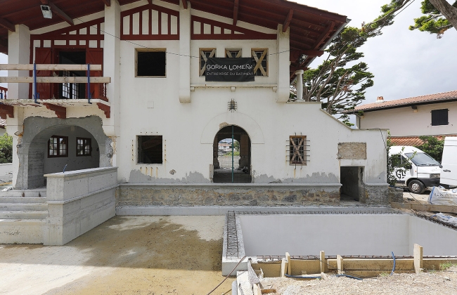 Rénovation structurelle et extension d’une maison avec garage souterrain et piscine Infinity