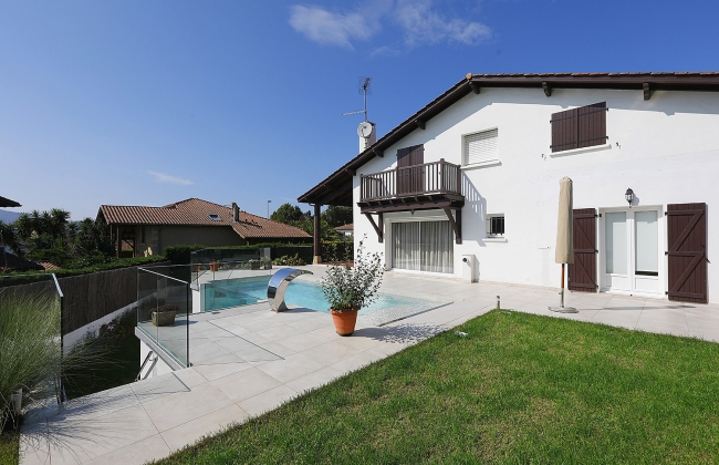 Construction d’une maison basque typique à Hendaye selon la norme RT-2020