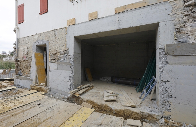 Rénovation structurelle et extension d’une maison avec garage souterrain et piscine Infinity