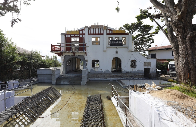 Rénovation structurelle et extension d’une maison avec garage souterrain et piscine Infinity