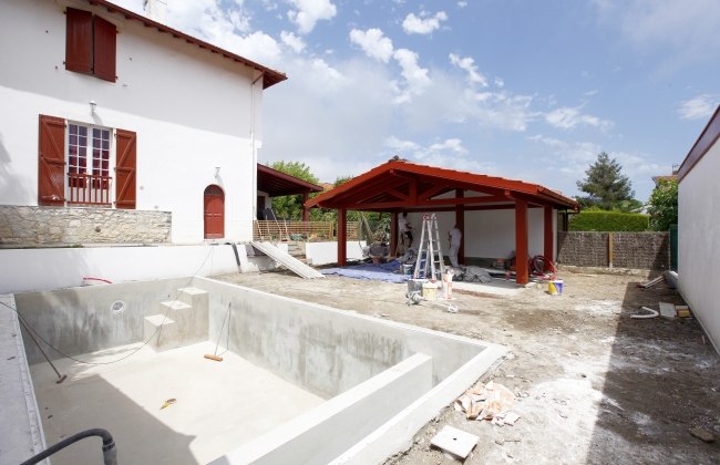Construction d’une piscine et d’un garage et création d’un porche