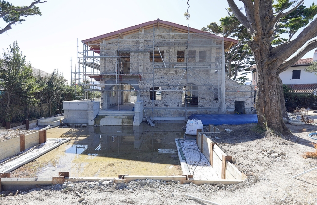 Rénovation structurelle et extension d’une maison avec garage souterrain et piscine Infinity
