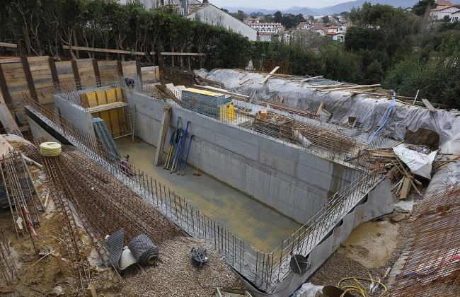 Rénovation structurelle et extension d’une maison avec garage souterrain et piscine Infinity