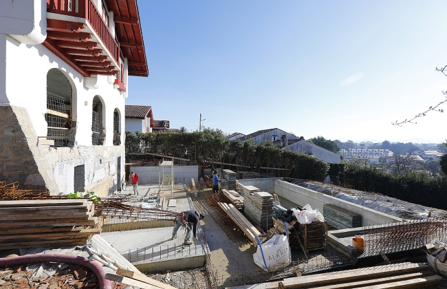 Rénovation structurelle et extension d’une maison avec garage souterrain et piscine Infinity