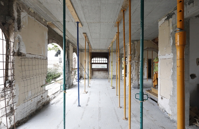 Rénovation structurelle et extension d’une maison avec garage souterrain et piscine Infinity