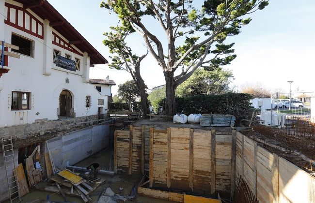Rénovation structurelle et extension d’une maison avec garage souterrain et piscine Infinity
