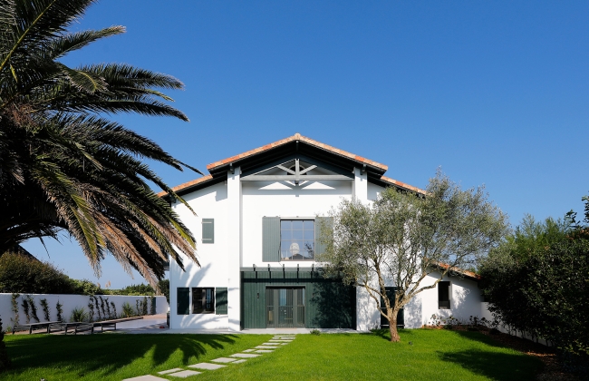 Reforma integral de villa en Bidart con el estudio Gardera-Pastre