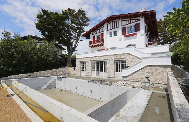 Rénovation structurelle et extension d’une maison avec garage souterrain et piscine Infinity