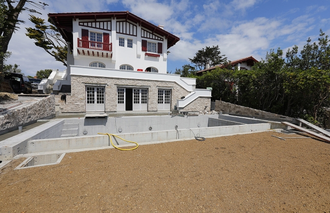 Rénovation structurelle et extension d’une maison avec garage souterrain et piscine Infinity