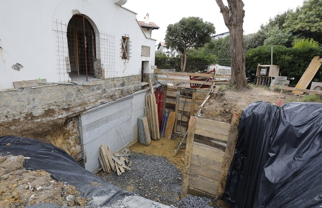 Rénovation structurelle et extension d’une maison avec garage souterrain et piscine Infinity