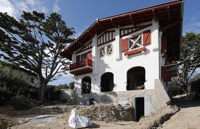 Rénovation structurelle et extension d’une maison avec garage souterrain et piscine Infinity