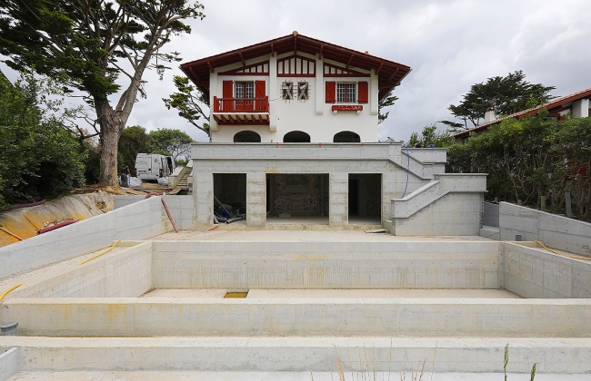 Rénovation structurelle et extension d’une maison avec garage souterrain et piscine Infinity