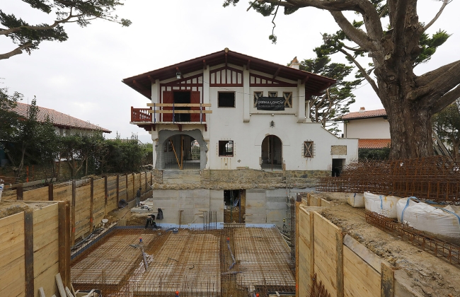 Rénovation structurelle et extension d’une maison avec garage souterrain et piscine Infinity