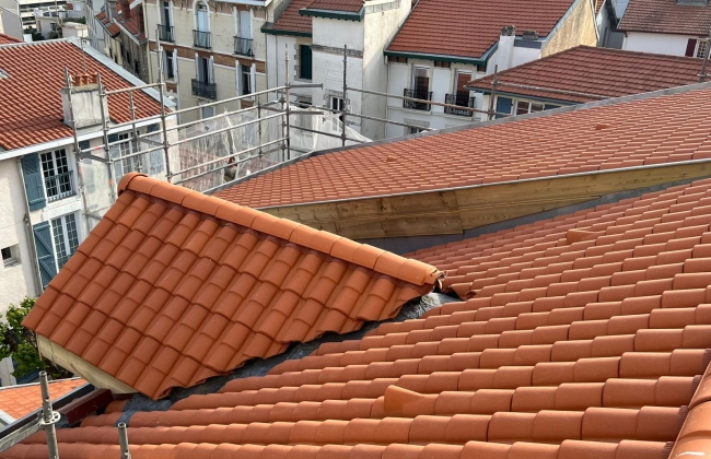 RÉHABILITATION COMPLÈTE D’UNE TOITURE À STRUCTURE BOIS – BIARRITZ