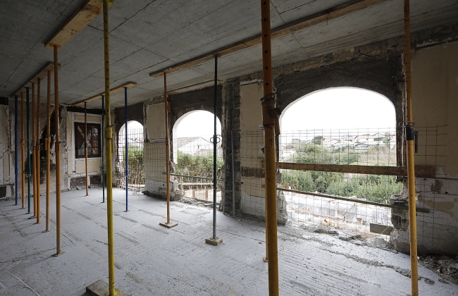 Rénovation structurelle et extension d’une maison avec garage souterrain et piscine Infinity