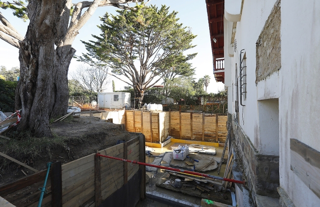 Rénovation structurelle et extension d’une maison avec garage souterrain et piscine Infinity