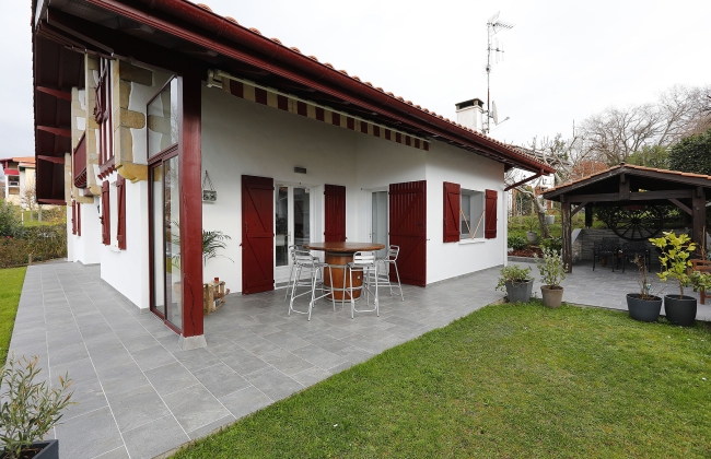 Renovation of exterior stone terrace with tile installation in Hendaye