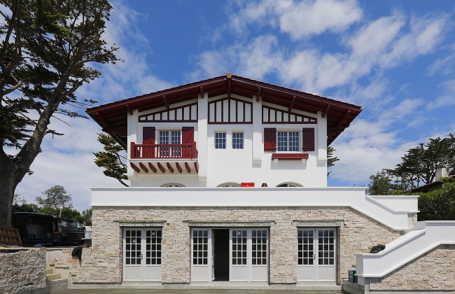 Rénovation structurelle et extension d’une maison avec garage souterrain et piscine Infinity