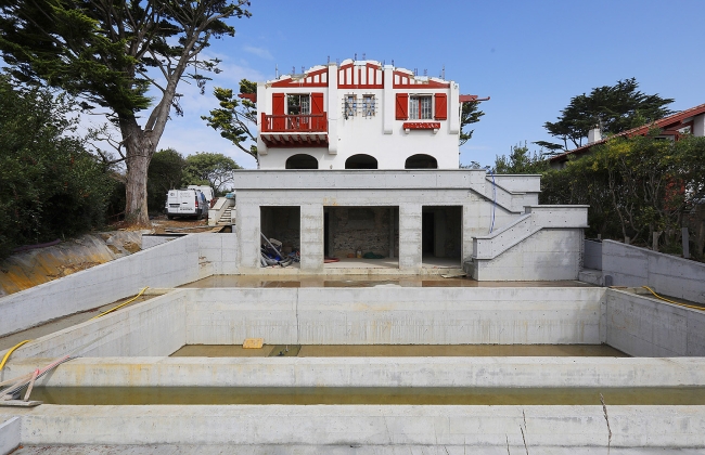 Rénovation structurelle et extension d’une maison avec garage souterrain et piscine Infinity