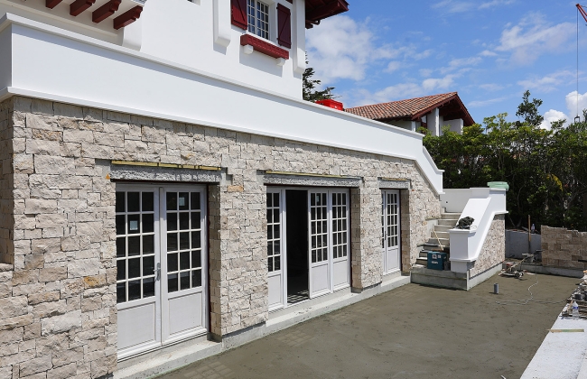 Rénovation structurelle et extension d’une maison avec garage souterrain et piscine Infinity