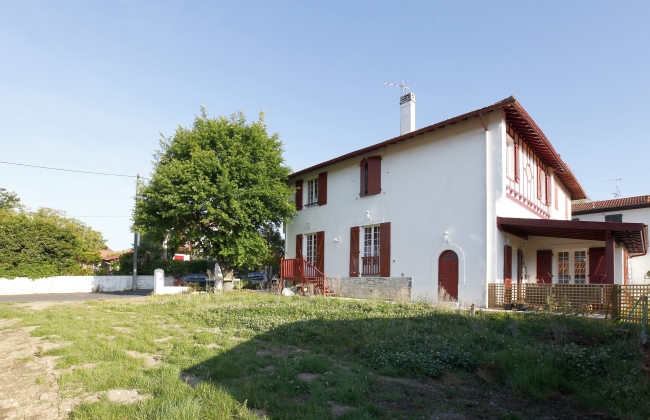 Construction d’une piscine et d’un garage et création d’un porche