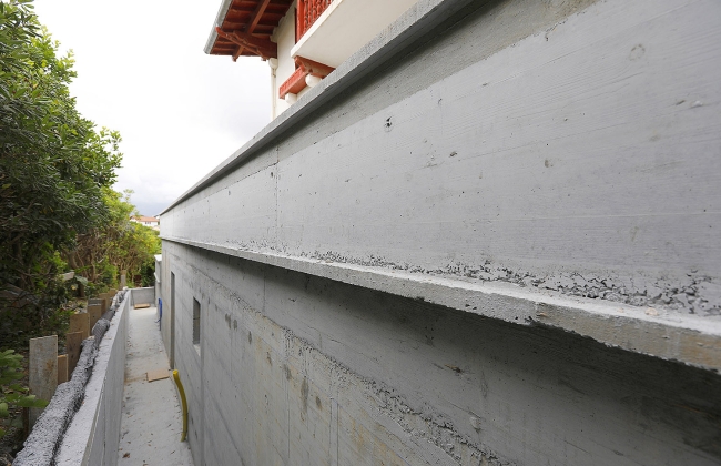 Rénovation structurelle et extension d’une maison avec garage souterrain et piscine Infinity