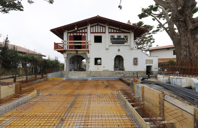 Rénovation structurelle et extension d’une maison avec garage souterrain et piscine Infinity