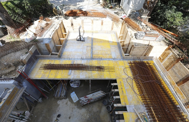 Rénovation structurelle et extension d’une maison avec garage souterrain et piscine Infinity