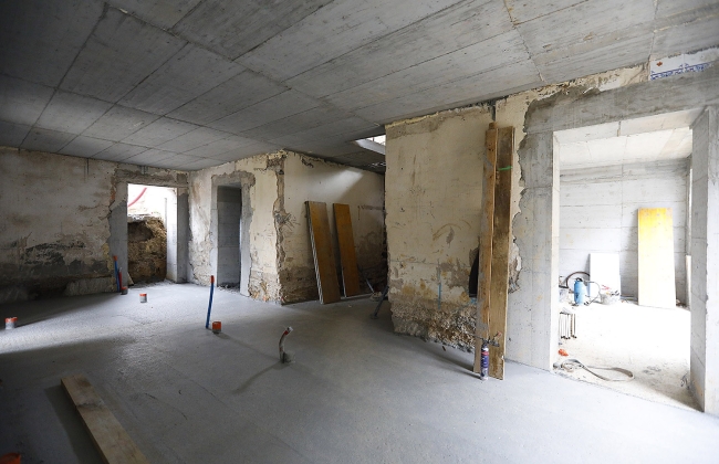 Rénovation structurelle et extension d’une maison avec garage souterrain et piscine Infinity