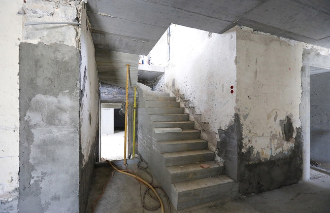 Rénovation structurelle et extension d’une maison avec garage souterrain et piscine Infinity