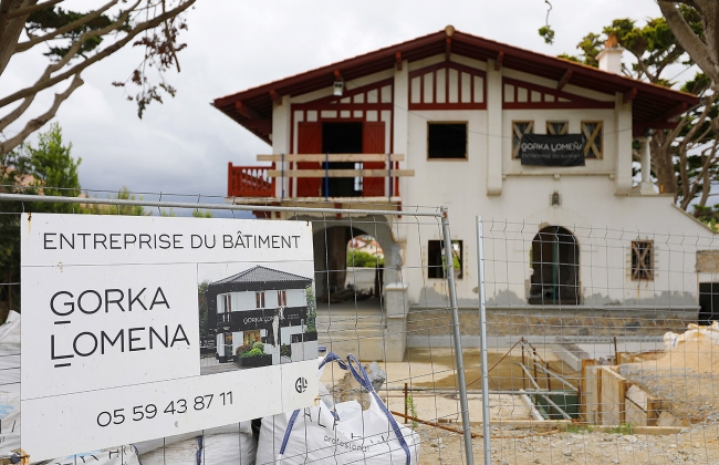 Rénovation structurelle et extension d’une maison avec garage souterrain et piscine Infinity
