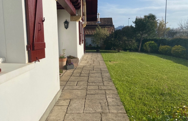 Reforma de terraza exterior de piedra con colocación de azulejo en Hendaya