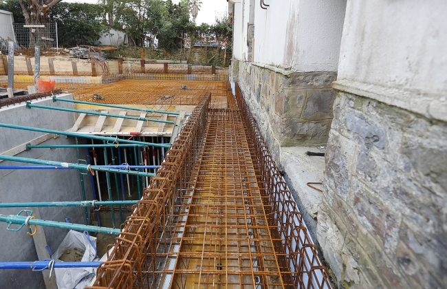 Rénovation structurelle et extension d’une maison avec garage souterrain et piscine Infinity