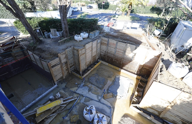 Rénovation structurelle et extension d’une maison avec garage souterrain et piscine Infinity