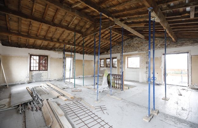 Rénovation structurelle et extension d’une maison avec garage souterrain et piscine Infinity