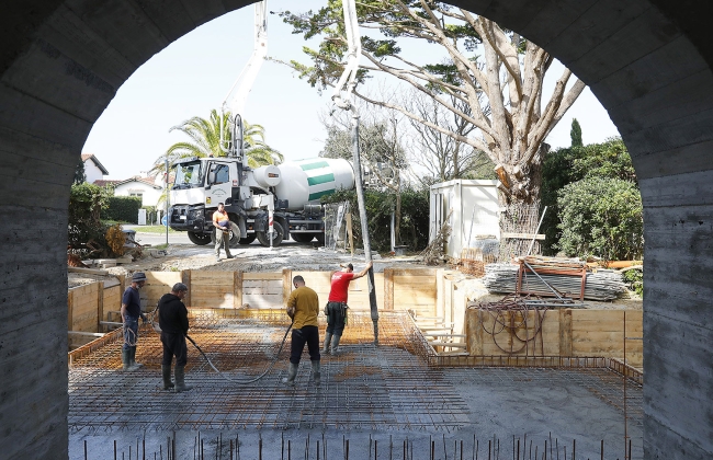 Rénovation structurelle et extension d’une maison avec garage souterrain et piscine Infinity