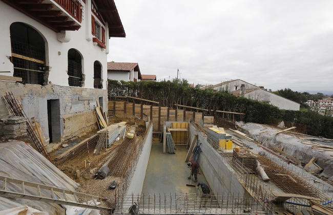 Rénovation structurelle et extension d’une maison avec garage souterrain et piscine Infinity
