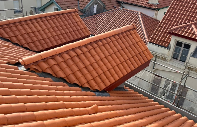 RÉHABILITATION COMPLÈTE D’UNE TOITURE À STRUCTURE BOIS – BIARRITZ