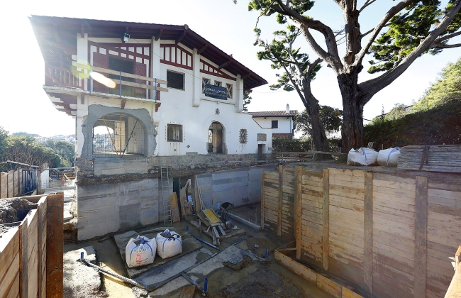 Rénovation structurelle et extension d’une maison avec garage souterrain et piscine Infinity