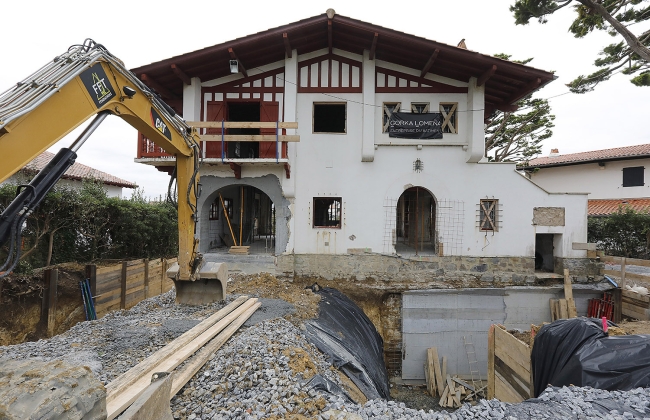 Rénovation structurelle et extension d’une maison avec garage souterrain et piscine Infinity