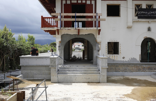 Rénovation structurelle et extension d’une maison avec garage souterrain et piscine Infinity